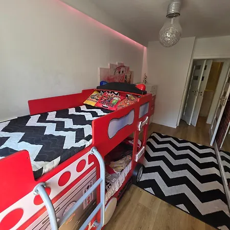 Premium Up To 5p, 15 Min To Center, Tree View, 5 Min Walk To 2 Lakes With Attractions, Vr Googles, Led Fireplace, New