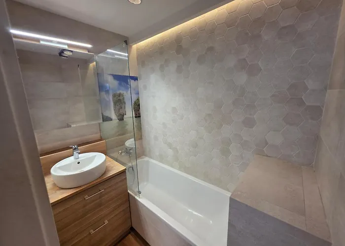 아파트 Premium Up To 5p, 15 Min To Center, Tree View, 5 Min Walk To 2 Lakes With Attractions, Vr Googles, Led Fireplace, New 바르샤바