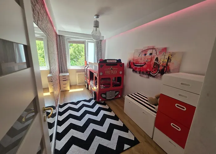 Premium Up To 5p, 15 Min To Center, Tree View, 5 Min Walk To 2 Lakes With Attractions, Vr Googles, Led Fireplace, New