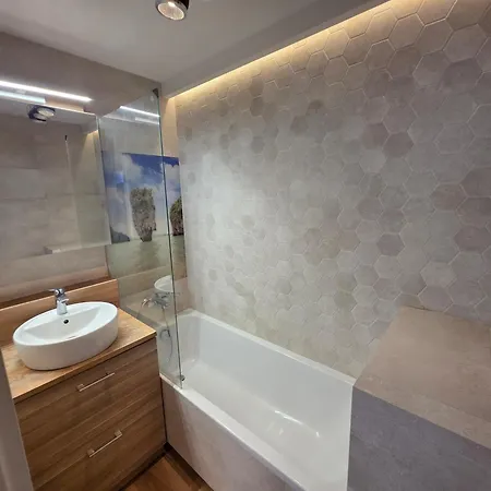 Appartement Premium Up To 5p, 15 Min To Center, Tree View, 5 Min Walk To 2 Lakes With Attractions, Vr Googles, Led Fireplace, New Varsovie