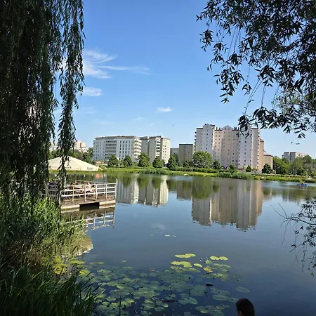 Premium Up To 5p, 15 Min To Center, Tree View, 5 Min Walk To 2 Lakes With Attractions, Vr Googles, Led Fireplace, New Apartment *