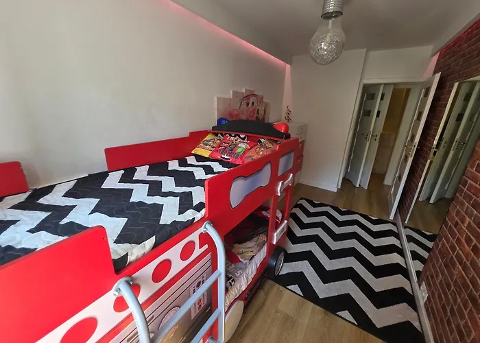 Premium Up To 5p, 15 Min To Center, Tree View, 5 Min Walk To 2 Lakes With Attractions, Vr Googles, Led Fireplace, New